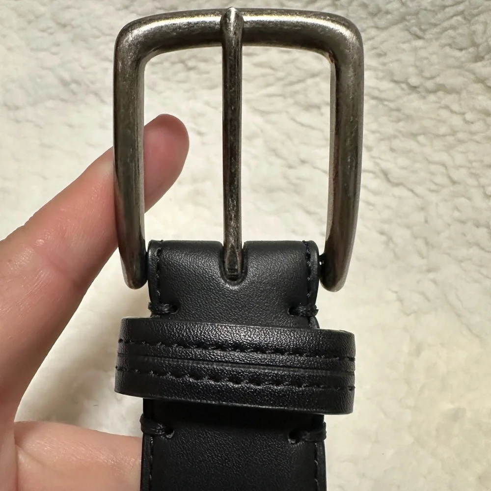Columbia Men’s Black Belt w/Silver Buckle Size 42 - Leather
